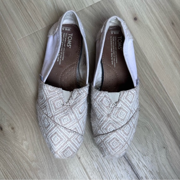 TOMS - Picture 2 of 4